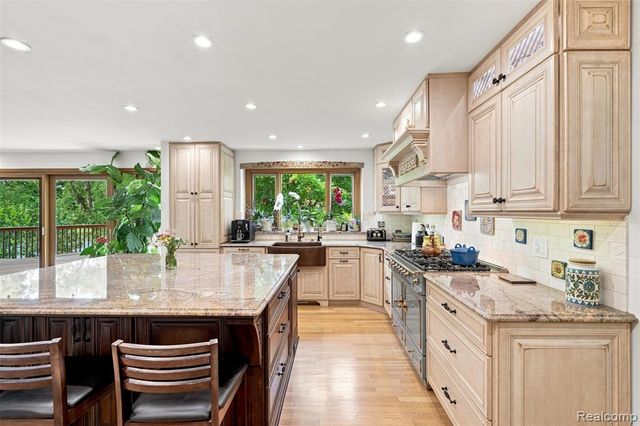 305 Wilshire Drive, Bloomfield Hills, MI 48302