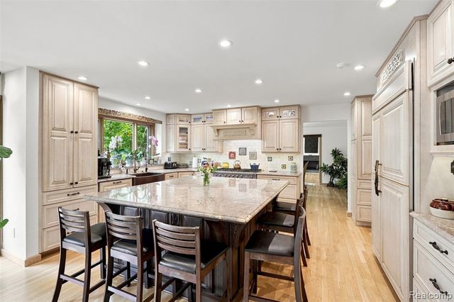 305 Wilshire Drive, Bloomfield Hills, MI 48302