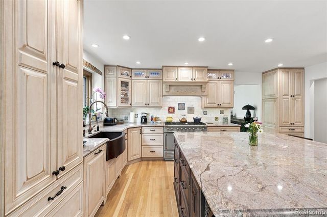 305 Wilshire Drive, Bloomfield Hills, MI 48302