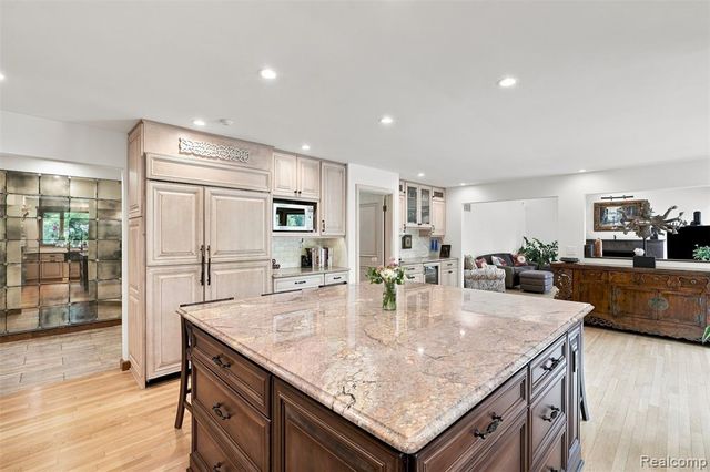 305 Wilshire Drive, Bloomfield Hills, MI 48302