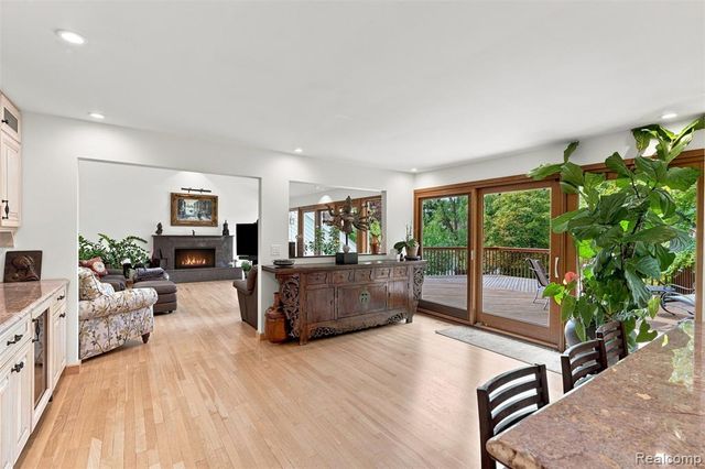 305 Wilshire Drive, Bloomfield Hills, MI 48302