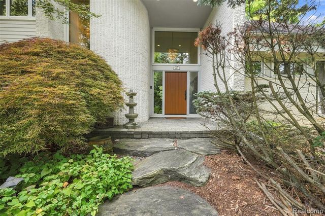 305 Wilshire Drive, Bloomfield Hills, MI 48302