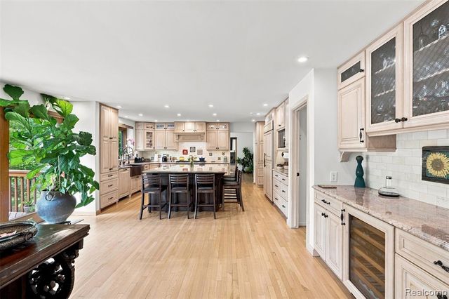 305 Wilshire Drive, Bloomfield Hills, MI 48302