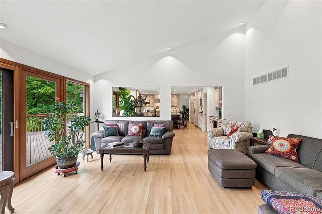 305 Wilshire Drive, Bloomfield Hills, MI 48302