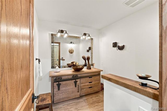 305 Wilshire Drive, Bloomfield Hills, MI 48302