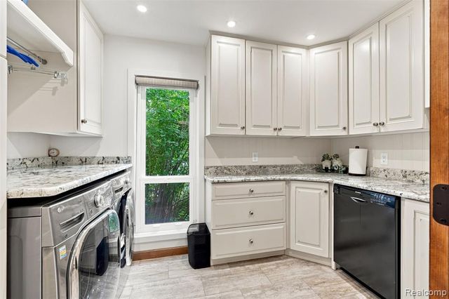 305 Wilshire Drive, Bloomfield Hills, MI 48302