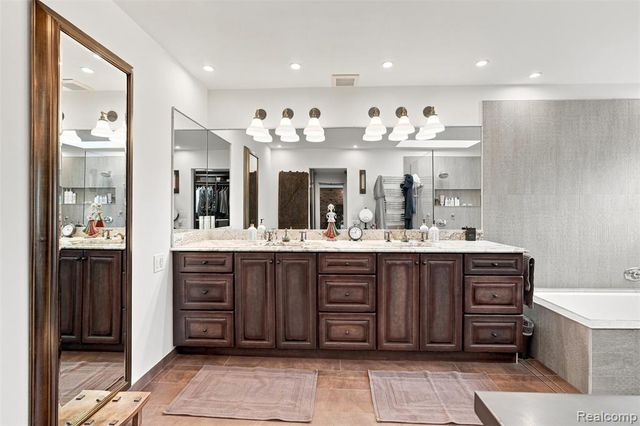 305 Wilshire Drive, Bloomfield Hills, MI 48302