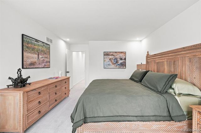305 Wilshire Drive, Bloomfield Hills, MI 48302