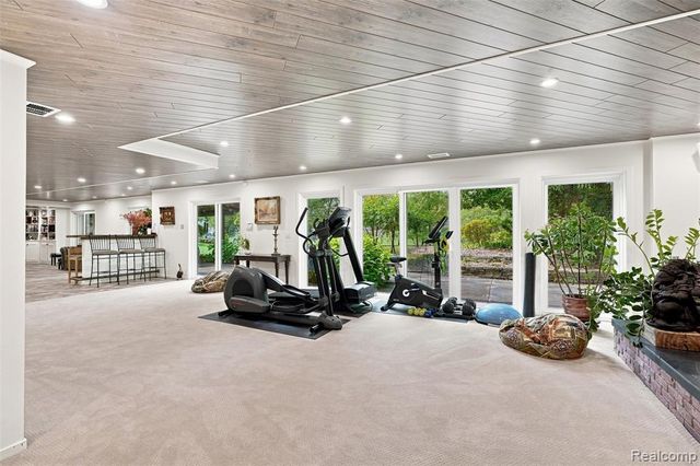 305 Wilshire Drive, Bloomfield Hills, MI 48302