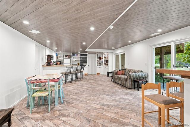 305 Wilshire Drive, Bloomfield Hills, MI 48302