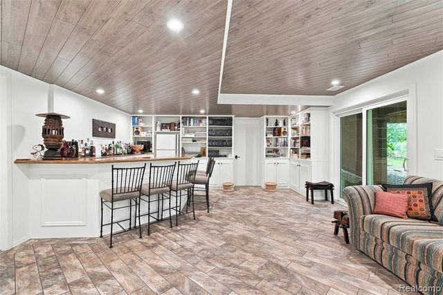 305 Wilshire Drive, Bloomfield Hills, MI 48302