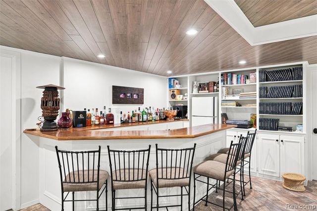 305 Wilshire Drive, Bloomfield Hills, MI 48302