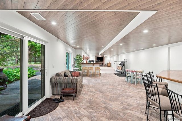 305 Wilshire Drive, Bloomfield Hills, MI 48302