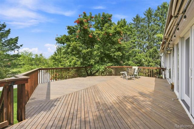 305 Wilshire Drive, Bloomfield Hills, MI 48302