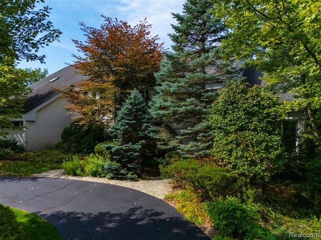 305 Wilshire Drive, Bloomfield Hills, MI 48302