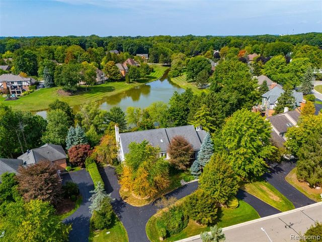 305 Wilshire Drive, Bloomfield Hills, MI 48302
