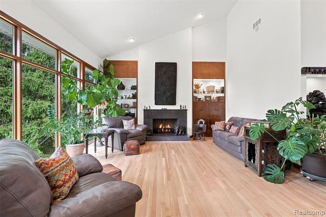 305 Wilshire Drive, Bloomfield Hills, MI 48302
