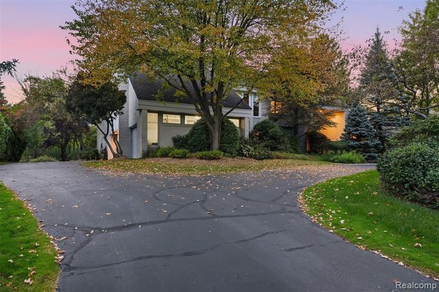 305 Wilshire Drive, Bloomfield Hills, MI 48302