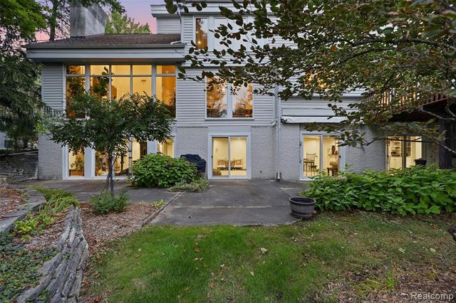 305 Wilshire Drive, Bloomfield Hills, MI 48302