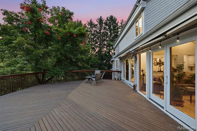 305 Wilshire Drive, Bloomfield Hills, MI 48302