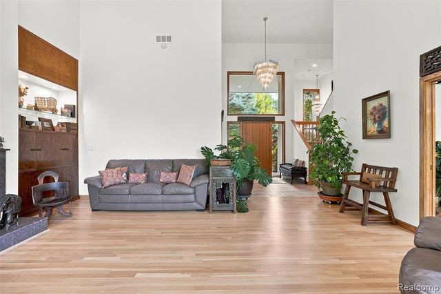 305 Wilshire Drive, Bloomfield Hills, MI 48302