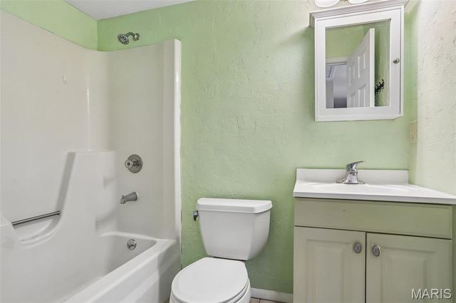 8 Coach Court, St Peters, MO 63376