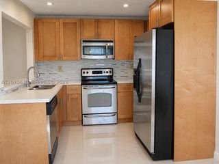 454 NE 210th Circle Ter 202-7B, Miami, FL 33179
