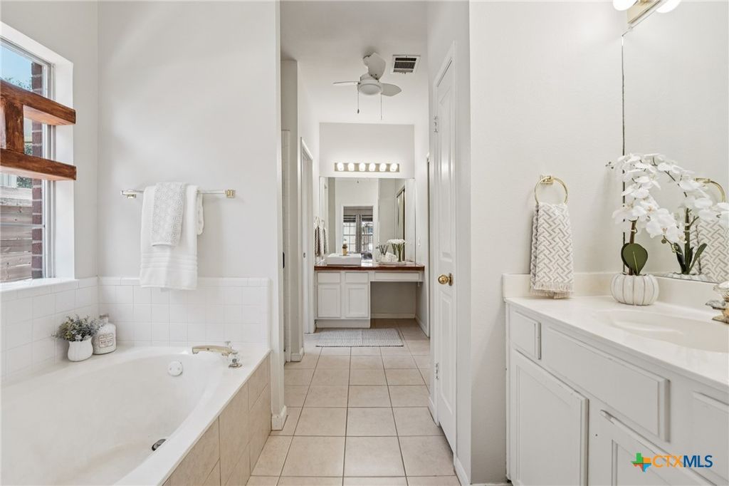 Image 17 of property listing at 8112 Elkhorn Mountain Trail, Austin, TX 78729