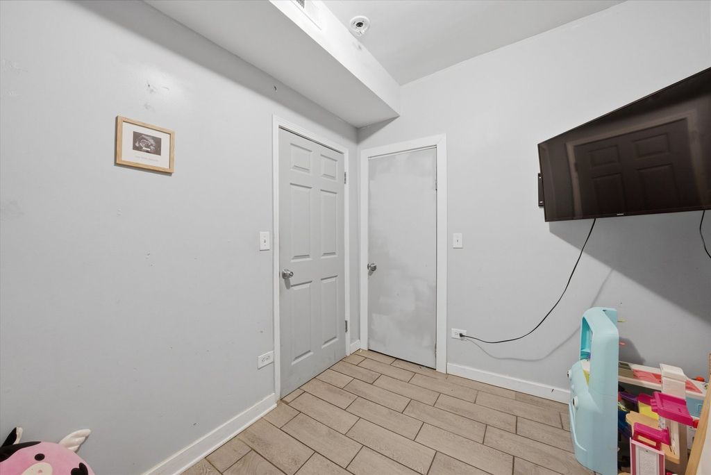 Image 12 of property listing at 2736 S Kildare Avenue, Chicago, IL 60623