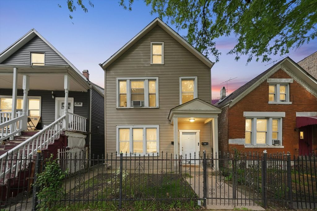 Image 3 of property listing at 2736 S Kildare Avenue, Chicago, IL 60623
