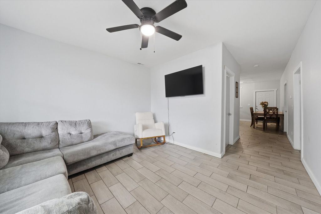 Image 4 of property listing at 2736 S Kildare Avenue, Chicago, IL 60623