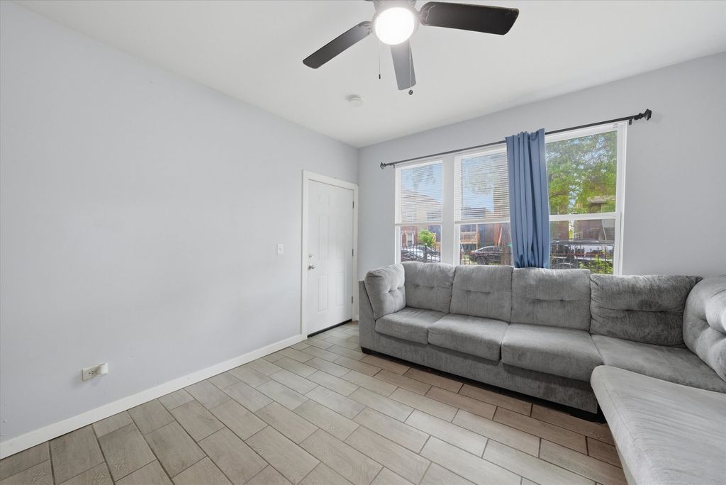 Image 5 of property listing at 2736 S Kildare Avenue, Chicago, IL 60623