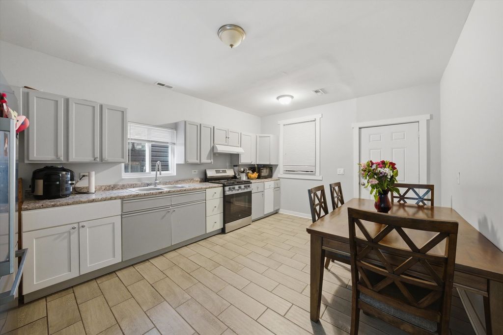 Image 7 of property listing at 2736 S Kildare Avenue, Chicago, IL 60623