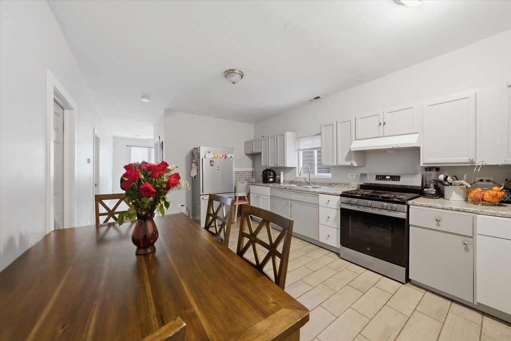 Image 8 of property listing at 2736 S Kildare Avenue, Chicago, IL 60623