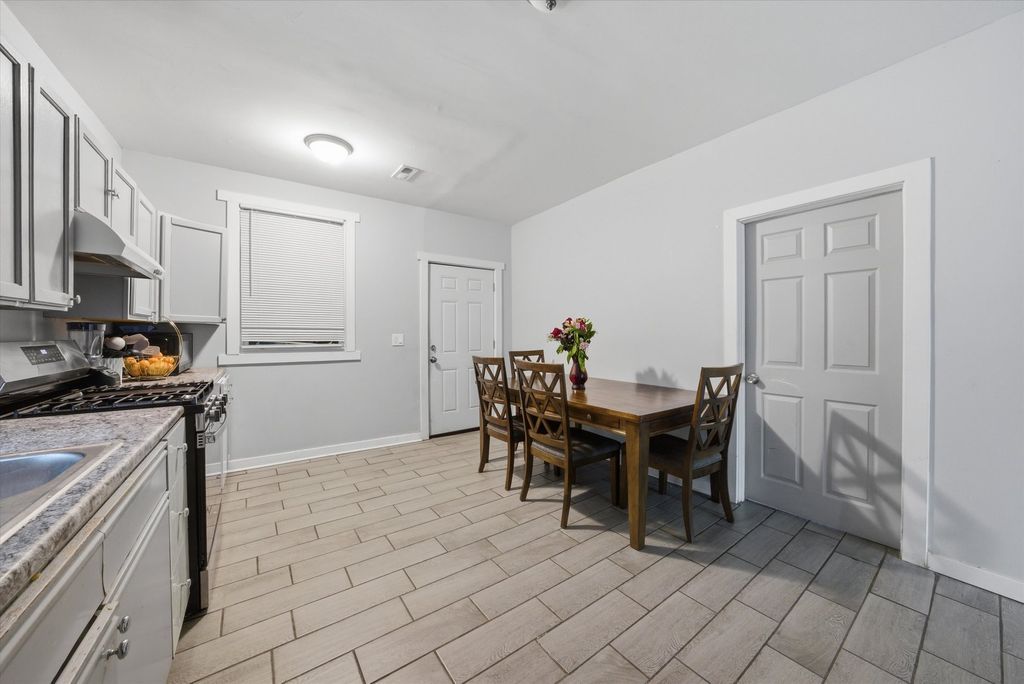 Image 9 of property listing at 2736 S Kildare Avenue, Chicago, IL 60623