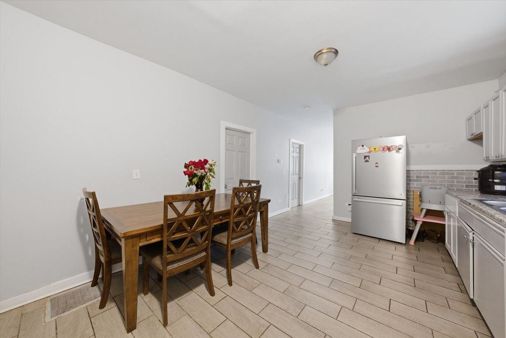Image 10 of property listing at 2736 S Kildare Avenue, Chicago, IL 60623