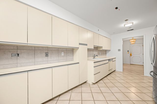 1125 Lake Cook Road 209, Northbrook, IL 60062