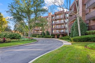 1125 Lake Cook Road 209, Northbrook, IL 60062