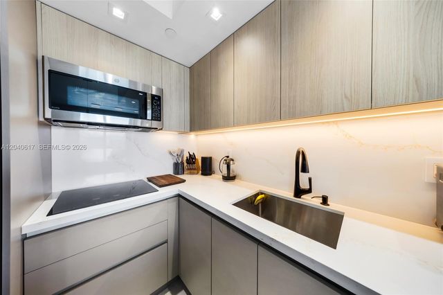 1621 Bay Road PH4, Miami Beach, FL 33139