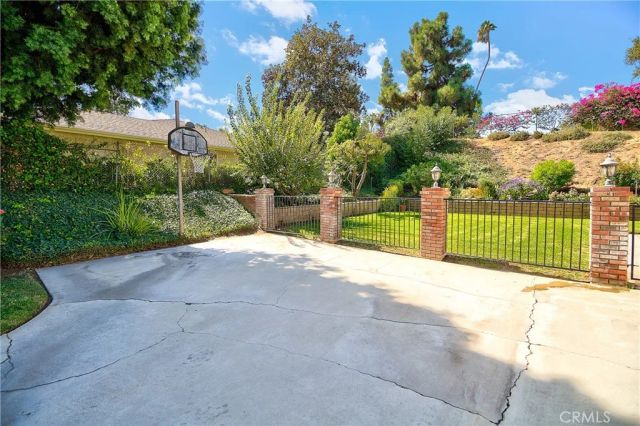 1230 Via Vallarta, Riverside, CA 92506
