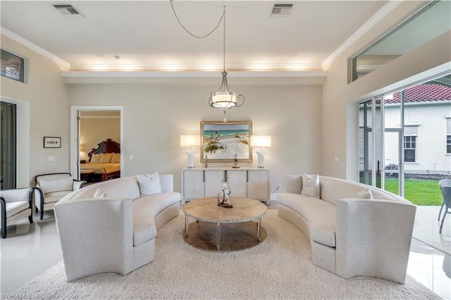 914 SPANISH MOSS TRL, Naples, FL 34108