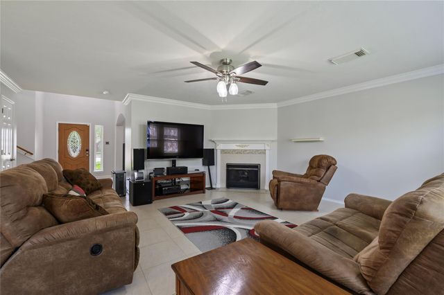 207 Fox Springs Court, Dickinson, TX 77539