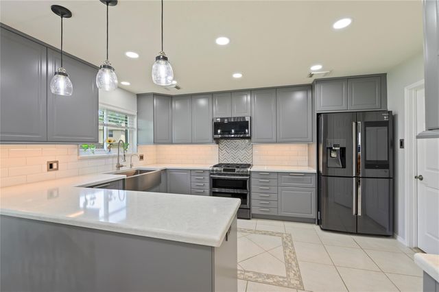 207 Fox Springs Court, Dickinson, TX 77539