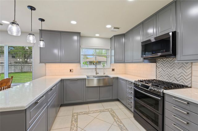 207 Fox Springs Court, Dickinson, TX 77539