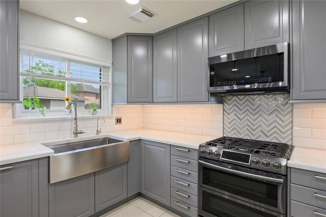 207 Fox Springs Court, Dickinson, TX 77539