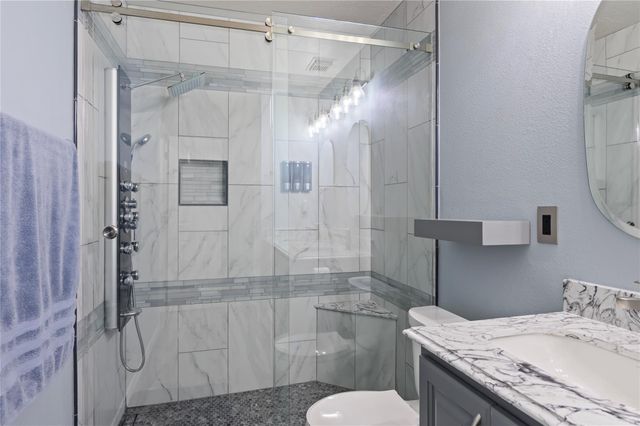 207 Fox Springs Court, Dickinson, TX 77539