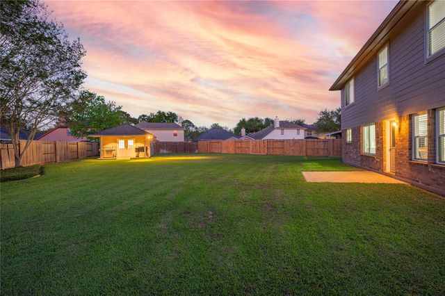 207 Fox Springs Court, Dickinson, TX 77539