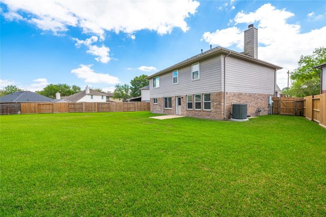 207 Fox Springs Court, Dickinson, TX 77539