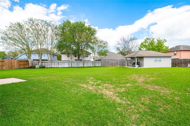 207 Fox Springs Court, Dickinson, TX 77539