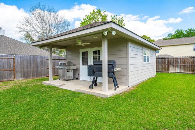 207 Fox Springs Court, Dickinson, TX 77539